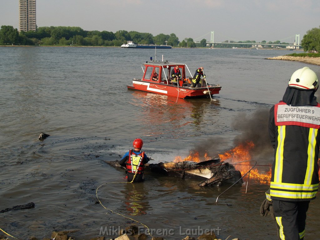 Kleine Yacht abgebrannt Koeln Hoehe Zoobruecke Rheinpark P129.JPG